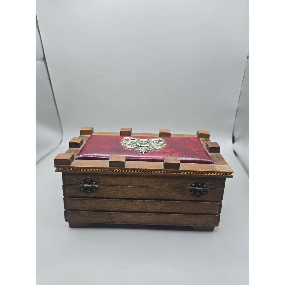 Vintage Bijou Valet Jewelry Trinket Box Wood Lion Head Pulls Crest Emblem